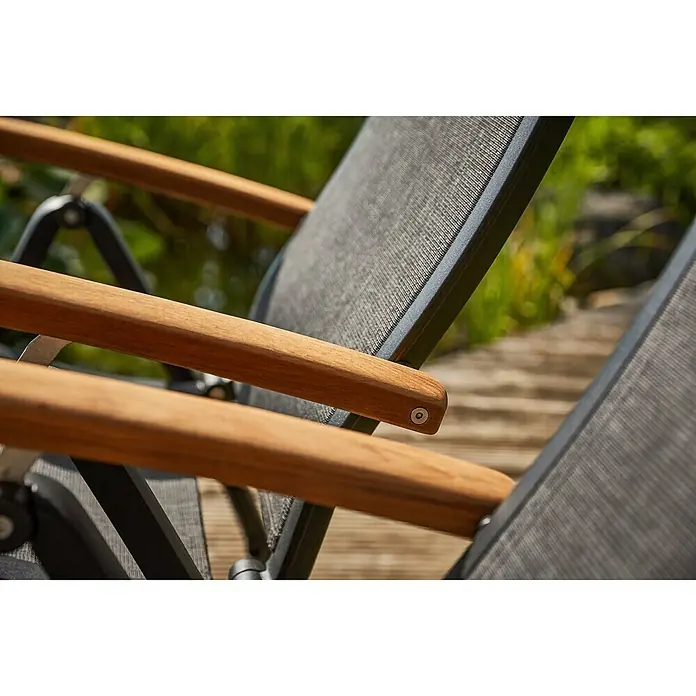 Sunfun Melina Sillón de posiciones - Negro, Teca/Textiline/Aluminio, Respaldo regulable - Primer plano de dos sillas de jardín con reposabrazos de madera y tejido de malla gris. Perfecto para relajarse al aire libre.