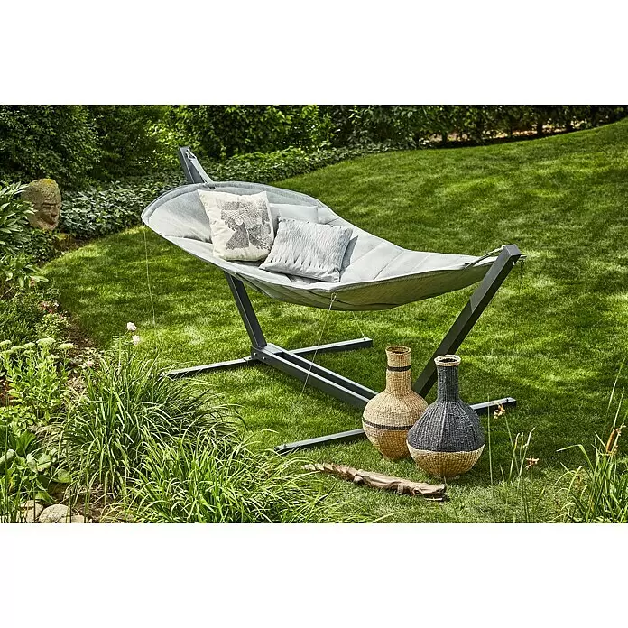 Outfit Hängematten-Set - L x B x H: 320 x 141 x 116 cm, Grau/Schwarz - Eine moderne, graue Stoffhängematte mit dunklem Metallgestell und Kissen, in einem Garten zur Entspannung bereit.