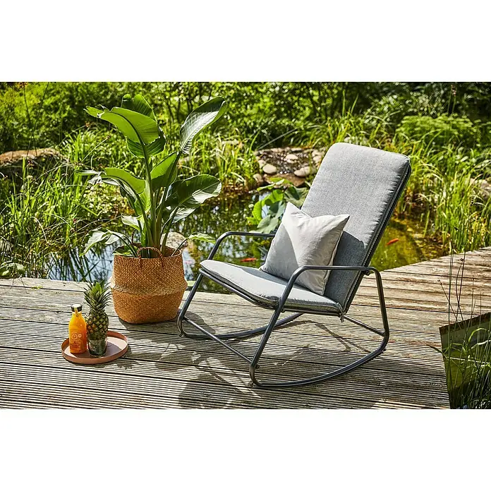 Sunfun Melina Garten-Schaukelstuhl - Stahl, Streckmetall, Schwarz, B x T x H: 58,5 x 92 x 91 cm - Bequemer grauer Schaukelstuhl mit Kissen auf einer Holzterrasse, ideal zum Entspannen im Garten.