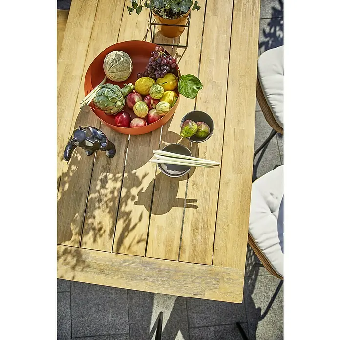 Sunfun Gartenmöbel-Set Laura/Pauline - 4 -tlg., Akazie/Aluminium/Polyrattan, Naturbraun/Bambus Grey - Obstschale auf dem Gartentisch.