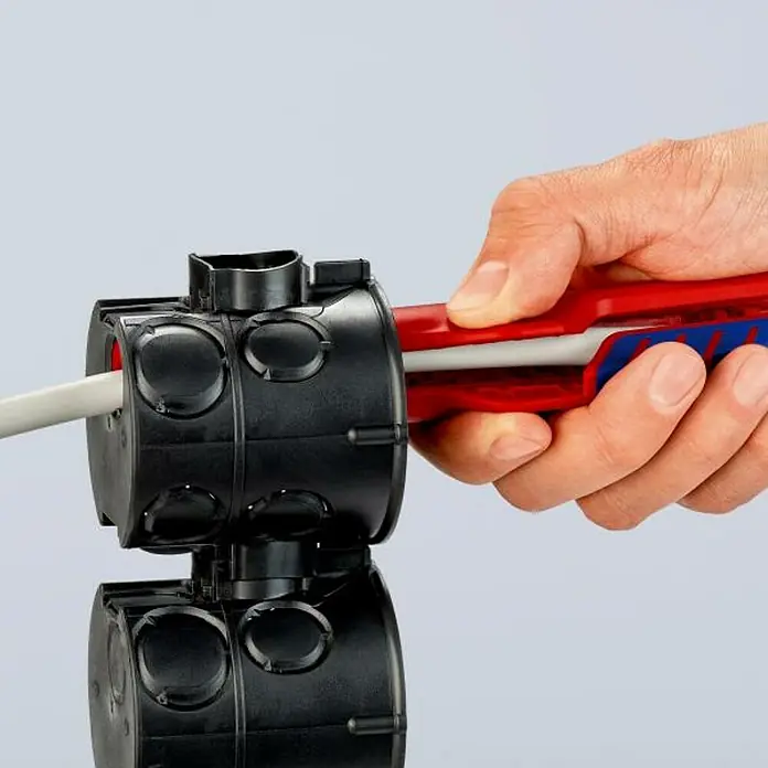 Knipex Pelacable - Largo: 17,5 cm - Un electricista utiliza unos alicates de instalación KNIPEX para introducir un cable en una caja doble empotrada.