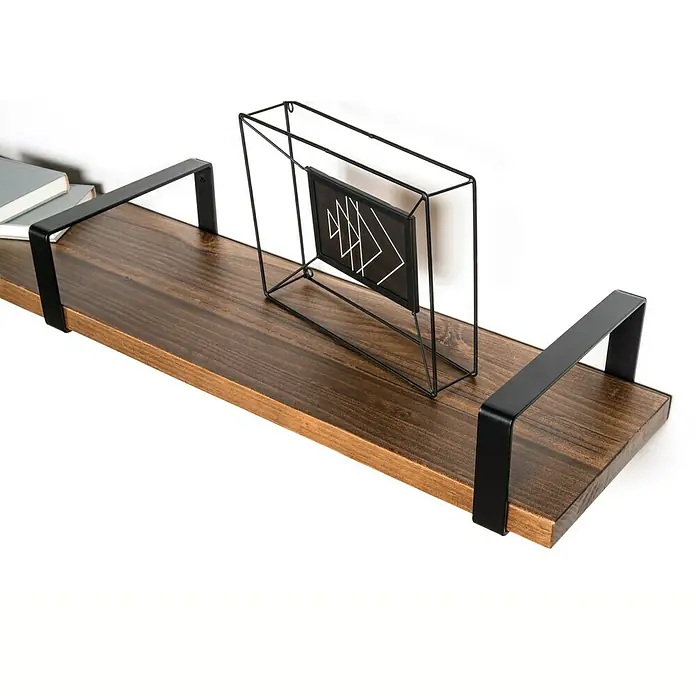 Rei Wandkonsole Pure - L x B x H: 211 x 106 x 30 mm, Belastbarkeit: 30 kg, Schwarz - Schwebendes Holzregal mit zwei schwarzen Metallhalterungen und dekorativer Zeitschriftensammlung, minimalistisches Design.