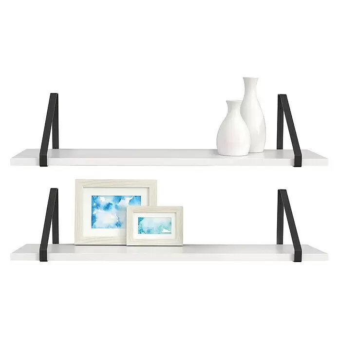 Rei Escuadra de pared Tri - L x An x Al: 246 x 196 x 20 mm, Carga soportada: 15 kg, Negro - Dos estantes flotantes blancos con soportes de correa negros. El estante superior exhibe dos jarrones blancos y el inferior dos cuadros de acuarela azul enmarcados.