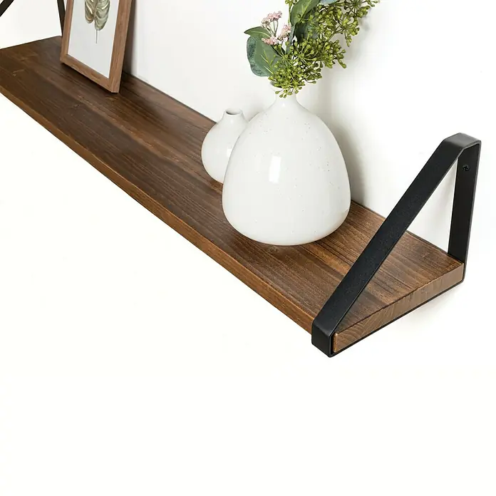 Rei Wandkonsole DreieckL x B x H: 261 x 211 x 30 mm, Belastbarkeit: 30 kg, Schwarz - Wandregal aus Holz mit schwarzen Metallhalterungen, dekoriert mit Vasen und einem Bilderrahmen, der eine stilvolle und funktionale Ergänzung bietet.
