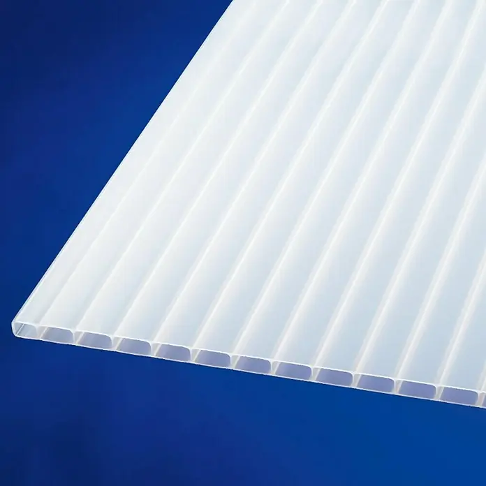Hohlkammerplatte ECO-UV - 2.500 x 980 x 10 mm, Kunststoff, Opal - Nahaufnahme einer Polycarbonat-Hohlkammerplatte, ideal für den Bau von Gewächshäusern und Überdachungen mit guter Lichtdurchlässigkeit.