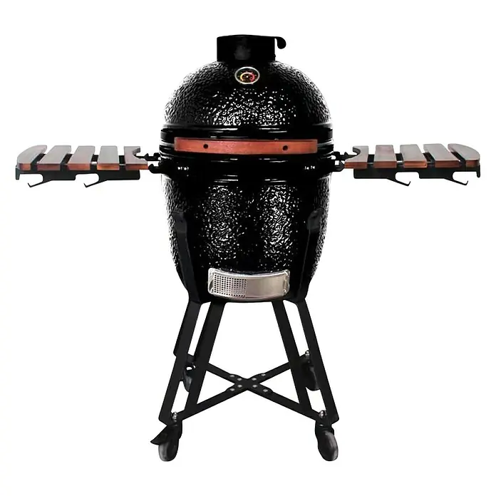 Kingstone Holzkohlegrill Kamado 38 - Durchmesser Grillfläche: 38,3 cm, Schwarz - Abgebildet ist ein schwarzer Kamado-Grill mit Seitentischen aus Holz, montiert auf einem schwarzen Metallgestell mit Rädern für den einfachen Transport.