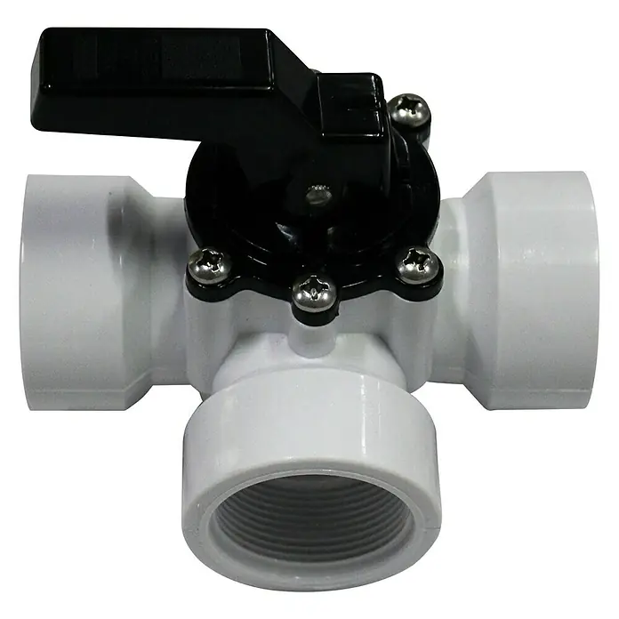 Malibu 3-fach Verteiler - Kunststoff, Durchmesser Anschluss: 32 mm - 38 mm - Ein weißes T-Stück-PVC-Ventil mit schwarzem Griff und Schrauben auf schwarzem Hintergrund.