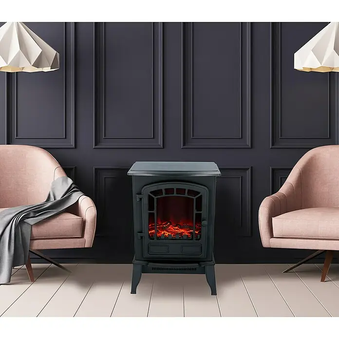 Chimenea eléctrica Torino - Negro, 2.000 W, L x An x Al: 25 x 39 x 56,5 cm - Primer plano de una chimenea eléctrica con llamas decorativas ubicada entre dos sillones rosas.