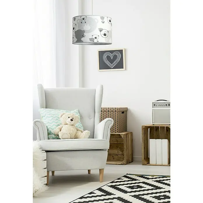 Idp Lampshades Lámpara colgante redonda Nestor - 40 W, Ø x Al: 30 x 20 cm, Blanco, E27 - Lámpara de techo con un bonito estampado de osos sobre un cómodo sillón decorado con un cojín y un oso de peluche.