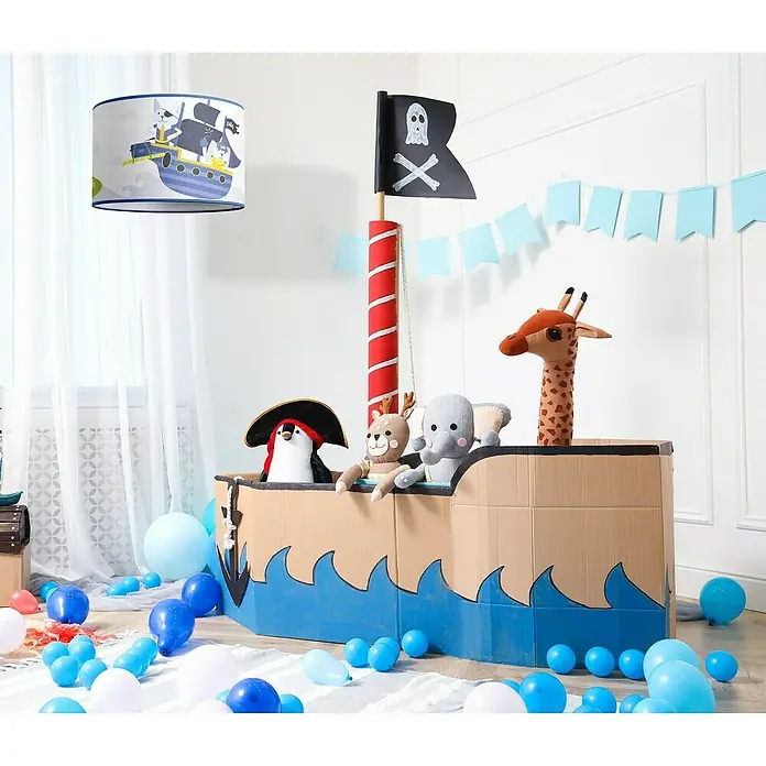 Idp Lampshades Lámpara colgante redonda Piratas - 40 W, Ø x Al: 30 x 20 cm, Azul, E27 - Escena de habitación infantil con barco pirata, animales de peluche y pantalla de lámpara a juego para un ambiente divertido.