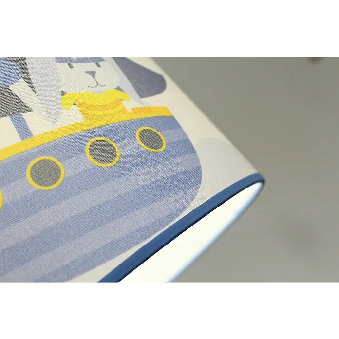Idp Lampshades Lámpara colgante redonda Piratas - 40 W, Ø x Al: 30 x 20 cm, Azul, E27 - Primer plano de una pantalla de lámpara con un diseño de barco lúdico y un conejito adorable, ideal para una habitación infantil.