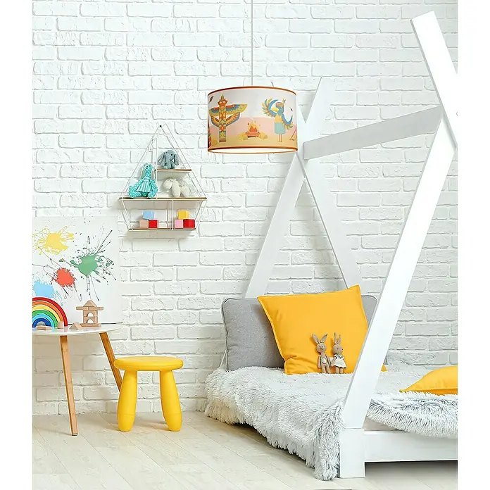 Idp Lampshades Lámpara colgante redonda Indios - 40 W, Ø x Al: 30 x 20 cm, Naranja, E27 - Una escena de habitación infantil con una lámpara colgante estampada, creando un ambiente alegre e imaginativo.