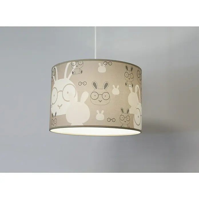 Idp Lampshades Lámpara colgante redonda Bunny - 40 W, Ø x Al: 30 x 20 cm, Taupe, E27 - Primer plano de una lámpara colgante con un bonito estampado de conejos, ideal para una habitación infantil. La luz brilla suavemente a través de la pantalla.