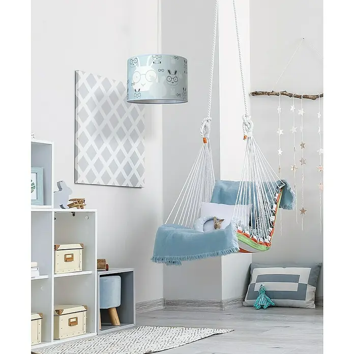 Idp Lampshades Lámpara colgante redonda Bunny - 40 W, Ø x Al: 30 x 20 cm, Azul, E27 - Una elegante habitación infantil con una silla colgante, una lámpara de techo con estampado de conejos y un cuadro decorativo que crea un ambiente acogedor.