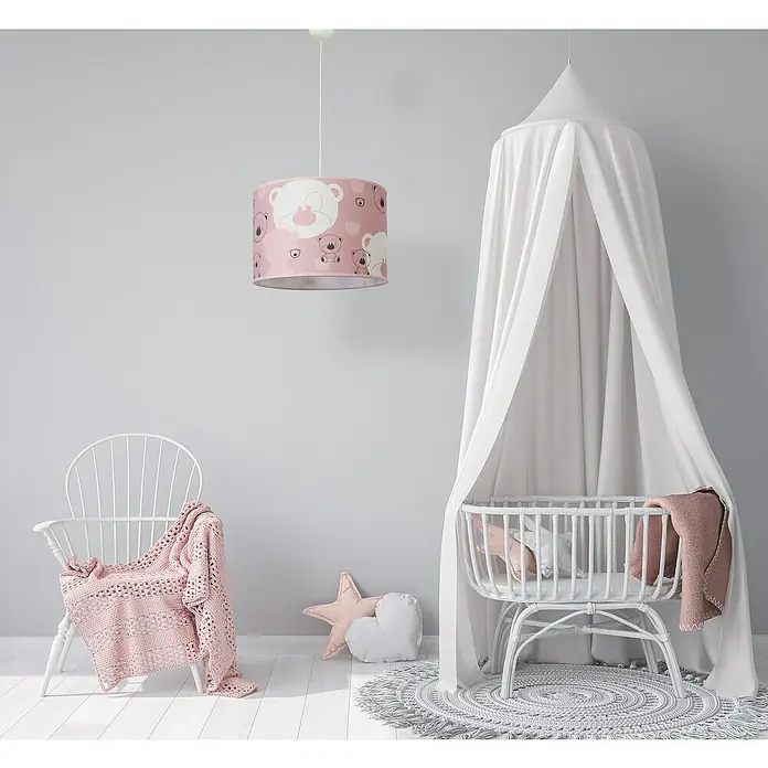 Idp Lampshades Lámpara colgante redonda Nestor - 40 W, Ø x Al: 30 x 20 cm, Rosa, E27 - Una habitación infantil con una lámpara de oso rosa, una cuna blanca con dosel y una silla con una manta rosa.