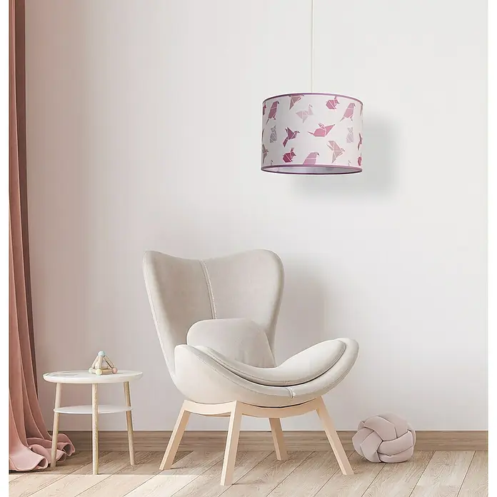 Idp Lampshades Lámpara colgante redonda Origami - 40 W, Ø x Al: 30 x 20 cm, Rosa, E27 - Una lámpara colgante con estampados de pájaros origami cuelga sobre un cómodo sillón, situado sobre un suelo de madera. Luminaria elegante y con estilo.