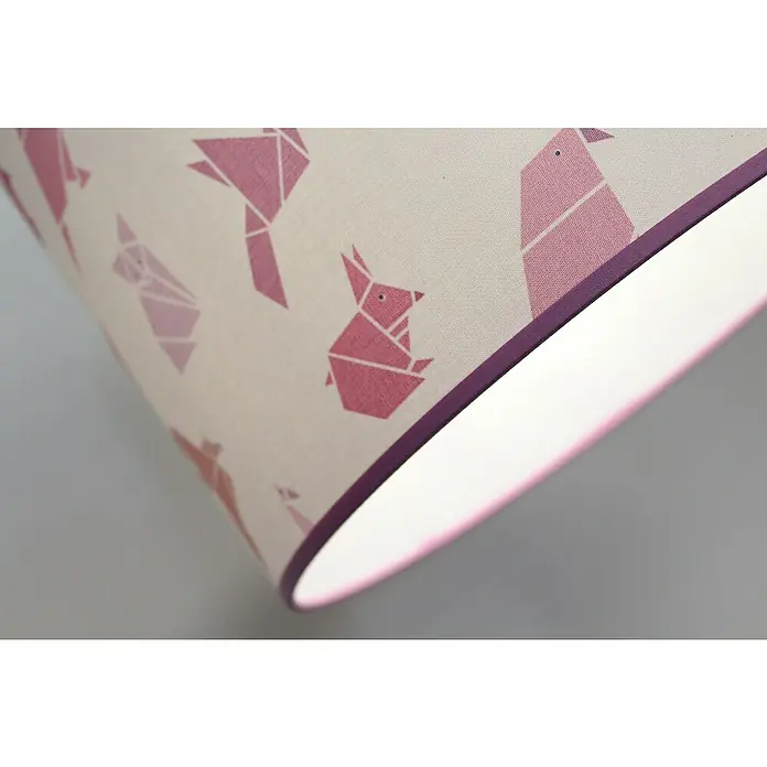Idp Lampshades Lámpara colgante redonda Origami - 40 W, Ø x Al: 30 x 20 cm, Rosa, E27 - Primer plano de una pantalla de lámpara con estampado de animales de origami y borde morado, que emite una luz suave y difusa.