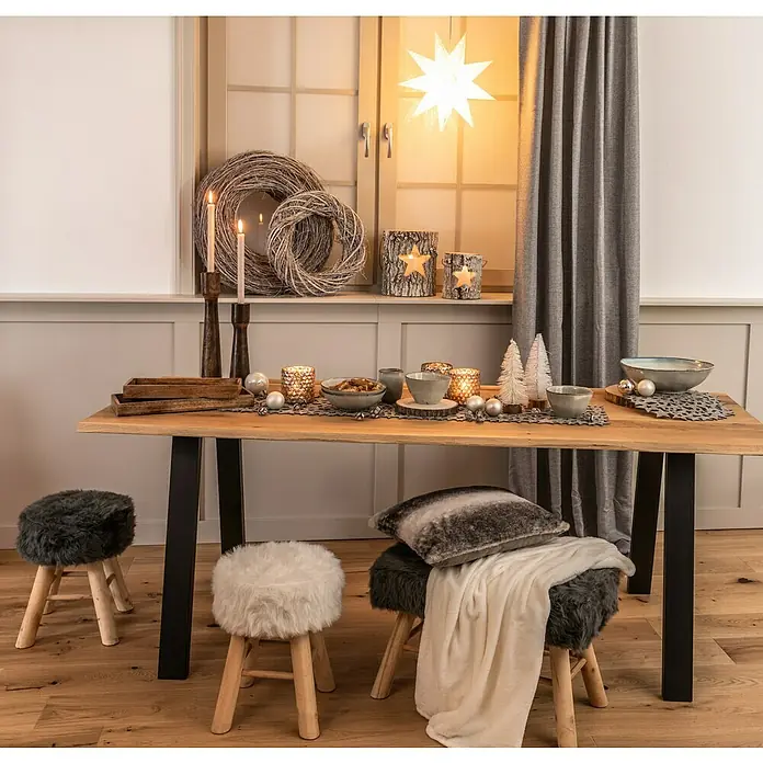 Stabkerzen-Set Rustic - 4 Stk., Ø x H: 2,2 x 25 cm, Sahara - Festlich gedeckter Tisch mit dekorativen Elementen und gemütlichen Fellhockern, die eine warme Atmosphäre schaffen.