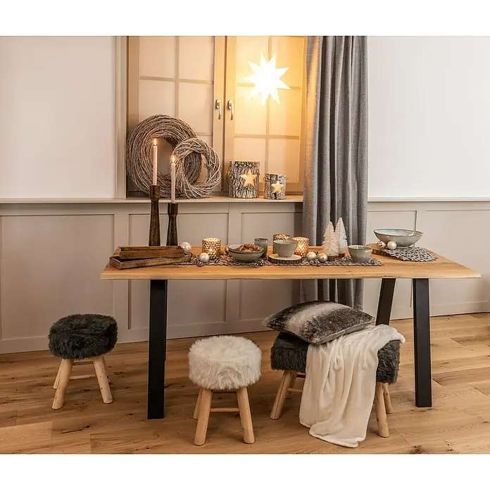 Windlicht Holz - Ø x H: 21 x 26 cm, Holz, Stern - Festlich gedeckter Tisch mit Dekorationen wie Kerzen, Kränzen und Fellhockern für eine warme, einladende Atmosphäre.