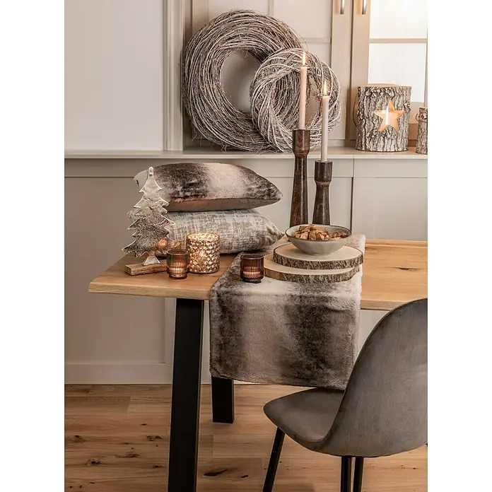 Stabkerzen-Set Rustic - 4 Stk., Ø x H: 2,2 x 25 cm, Sahara - Stillvolle Tischdekoration mit Kerzen, Tannenzapfen, Tischläufer und Deko-Elementen in natürlichen Farben.