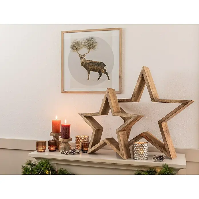 ProArt Bild - Deer with Trees, B x H: 53 x 53 cm - Dekorative Holzsterne und Kerzen auf einem Kaminsims, die eine warme und festliche Atmosphäre schaffen.
