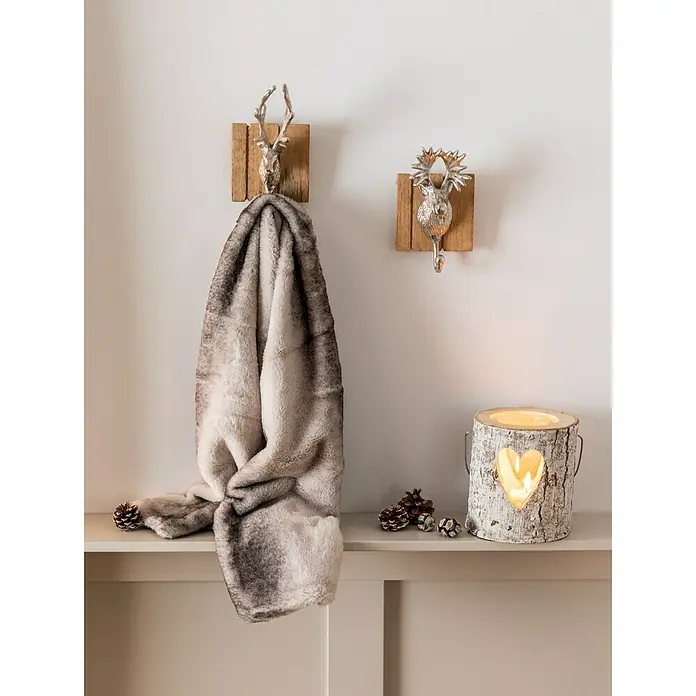 Windlicht Holz - Ø x H: 21 x 26 cm, Holz, Stern - Dekorative Innenaufnahme mit einem Überwurf an Hirschgeweih-Haken und einer Baumstammlaterne mit Herz, die eine gemütliche Atmosphäre schaffen.