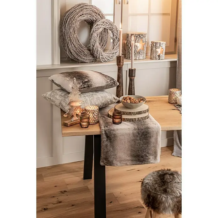 Stabkerzen-Set Rustic - 4 Stk., Ø x H: 2,2 x 25 cm, Sahara - Festliche Tischdekoration mit Kerzen, rustikalen Elementen und Fellakzenten für eine gemütliche Weihnachtsstimmung im Raum.