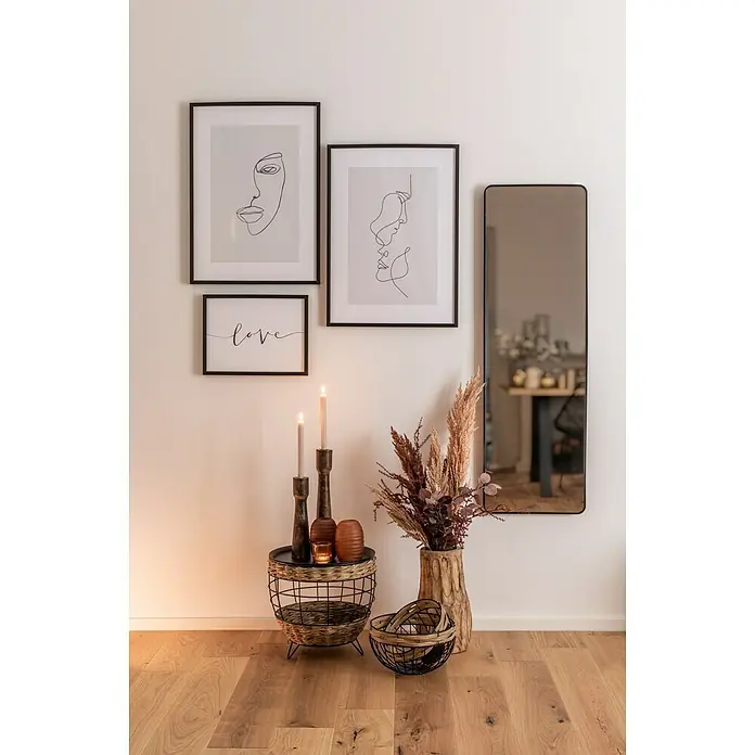 BildLove, B x H: 40 x 30 cm - Stilvolles Interieur mit Wandkunst, Kerzenständern und einer dekorativen Blumenvase, die eine warme und einladende Atmosphäre schafft.
