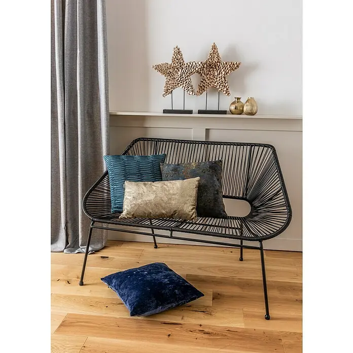 Kissen Salon - Watercolour, 45 x 45 cm, 100 % Baumwolle - Dekoratives schwarzes Sofa mit Zierkissen in Blau und Gold. Blickfangende Dekoration mit goldenen Sternen und Vasen auf dem Regal im Hintergrund.