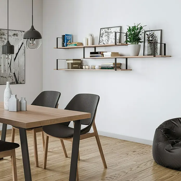 Rei Wandkonsole PureL x B x H: 311 x 211 x 30 mm, Belastbarkeit: 30 kg, Schwarz - Regal mit Bücher, Pflanzen und Deko-Elementen an einer weißen Wand, über einem Esstisch mit grauen Stühlen und grauen Sitzsack.
