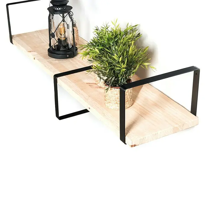 Rei Wandkonsole Pure - L x B x H: 311 x 211 x 30 mm, Belastbarkeit: 30 kg, Schwarz - Nahaufnahme eines schwebenden Holzregals mit schwarzem Metallrahmen, dekoriert mit einer Laterne und einer Pflanze.