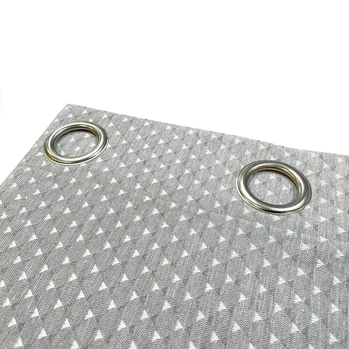 Cortina con ollaos Pike - An x Al: 140 x 260 cm, Gris - Primer plano de una cortina gris con un patrón de triángulos blancos y ojales plateados, decoración elegante para ventanas.