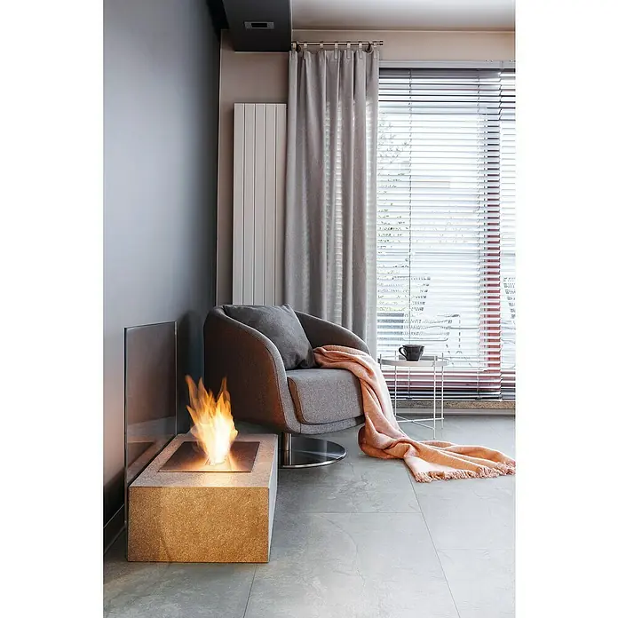 Feinsteinzeugfliese Geo Grey60 x 120 cm, Grau, Schimmernd - Gemütliche Leseecke mit modernem Ethanol-Kamin, grauem Sessel und weicher Decke für entspannte Stunden zu Hause. Elegantes Design.