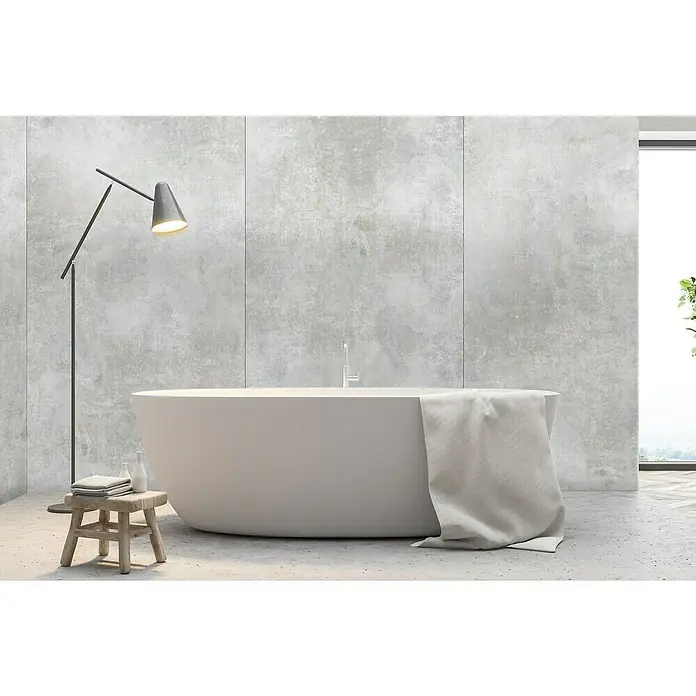 Feinsteinzeugfliese Luna Bianco - 120 x 240 cm, Weiß/Grau, Glänzend - Ein modernes Badezimmer mit einer freistehenden Badewanne, einer Stehlampe und einem hölzernen Beistelltisch mit Handtüchern.