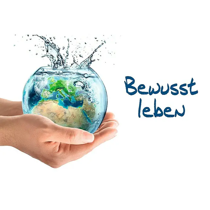 Puregreen Wassersparverschraubung - Geeignet für: Brausearmaturen, Chrom - Die Hände halten eine Glaskugel, die die Erde mit Wasser darstellt, daneben der Schriftzug "Bewusst leben".