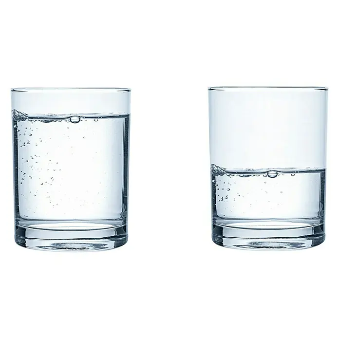 Puregreen Wassersparverschraubung - Geeignet für: Brausearmaturen, Chrom - Zwei Gläser mit Wasser, eines fast voll und das andere etwa halb voll.