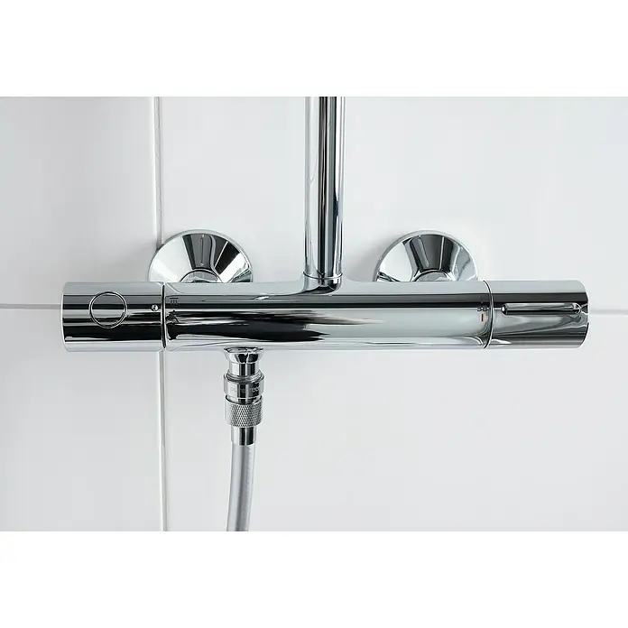 Puregreen Wassersparverschraubung - Geeignet für: Brausearmaturen, Chrom - Nahaufnahme eines modernen, verchromten Duschthermostats an einer weißen Wand, das Design und Funktionalität vereint.