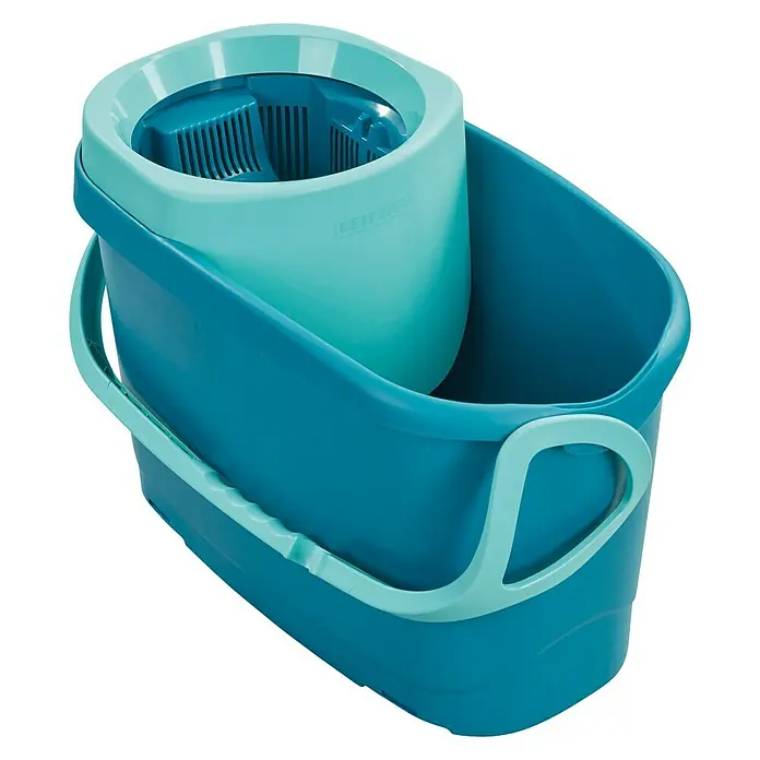 Leifheit Bodenwisch-Set Clean Twist M Ergo - 3 -tlg., 6 l - Nahaufnahme eines blauen Leifheit-Wischmop-Eimers mit Auswringer auf schwarzem Hintergrund. Reinigungsgerät für saubere Böden.