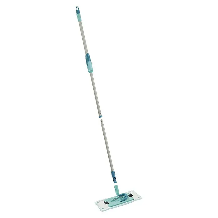 Leifheit Bodenwisch-Set Clean Twist M Ergo - 3 -tlg., 6 l - Ein Mopp mit blau-weißem Bezug, dessen Stiel in zwei Teile zerlegt ist, steht auf einem schwarzen Hintergrund. Praktisches Reinigungsgerät!