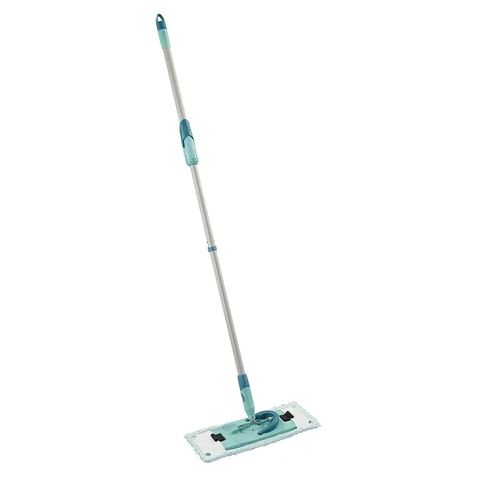 Leifheit Bodenwisch-Set Clean Twist M Ergo - 3 -tlg., 6 l - Ein Mopp mit einem hellblau/türkisen Kopf und einem silbernen Griff, der sich ideal für die Reinigung von Böden eignet.