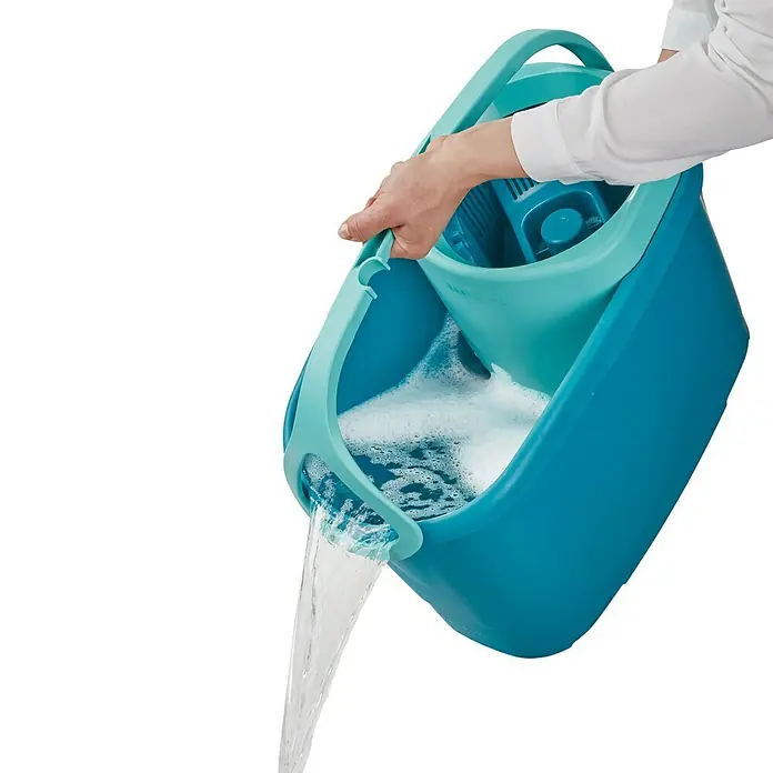 Leifheit Bodenwisch-Set Clean Twist M Ergo - 3 -tlg., 6 l - Nahaufnahme eines türkisfarbenen Wischeimers mit Ausguss, der von einer Person gehalten und ausgeleert wird.