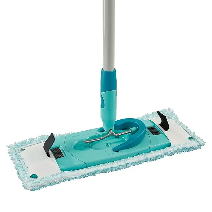 Leifheit Bodenwisch-Set Clean Twist M Ergo - 3 -tlg., 6 l - Nahaufnahme eines blauen Leifheit Wischmops mit Mikrofaserbezug, ideal für die gründliche Reinigung von Hartböden.