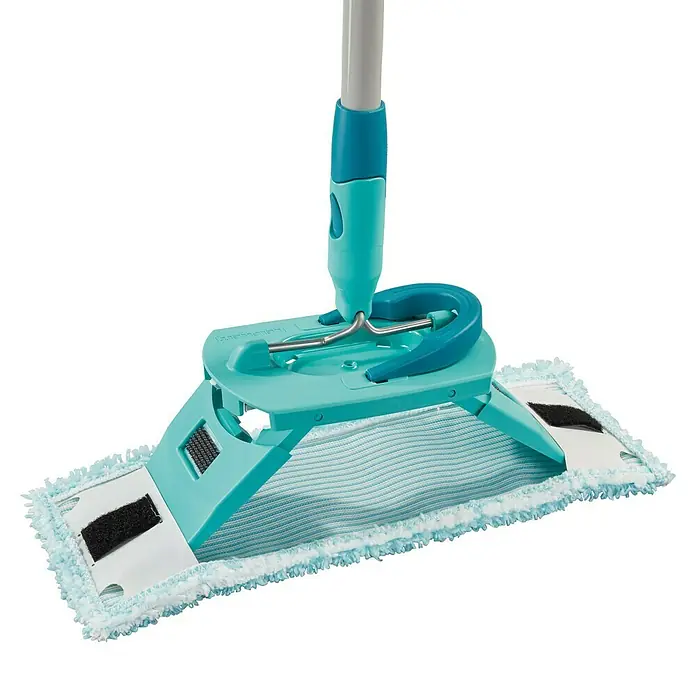 Leifheit Bodenwisch-Set Clean Twist M Ergo - 3 -tlg., 6 l - Nahaufnahme eines türkisfarbenen Leifheit Wischers mit Mikrofaserbezug, ideal für die Reinigung verschiedener Bodenbeläge.