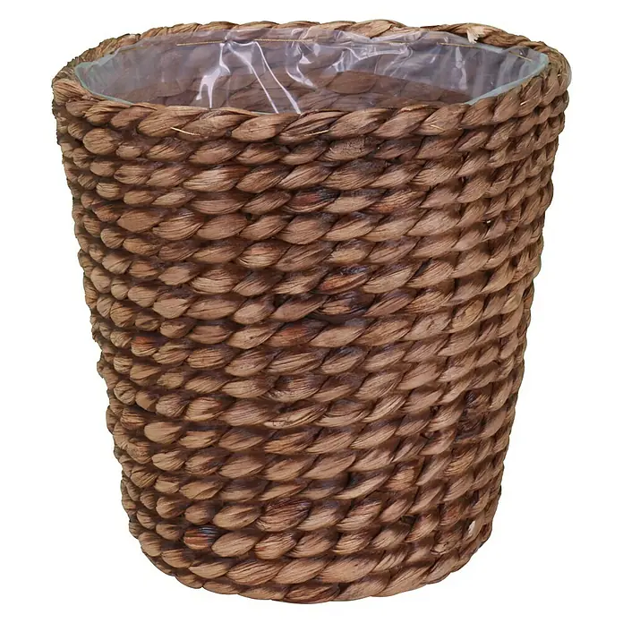A.H.G. Pflanzkorb - Außenmaß (Ø x H): 23 x 25 cm, Naturmaterialien, Waschbraun - Nahaufnahme eines braunen, geflochtenen Übertopfs mit Plastikeinsatz für Zimmerpflanzen.