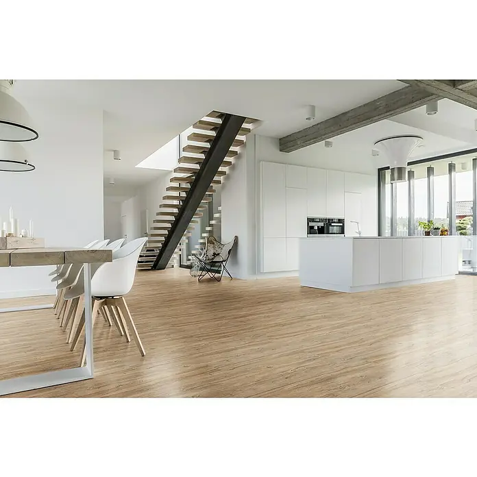 Rodapié Roble Nordmann - 2,2 m x 13 mm x 90 mm - Interior luminoso con foco en el suelo laminado claro que se extiende por todo el espacio, creando un ambiente cálido.
