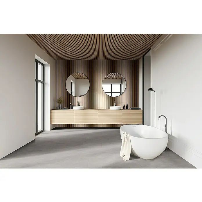 b!design Vinylboden SPC - Udine, Fliese, 609,6 x 304,8 x 3,8 mm - Elegantes Badezimmer mit freistehender Badewanne, hellem Holzpaneel und runden Spiegeln über einem Waschtisch. Modernes Design für Entspannung.