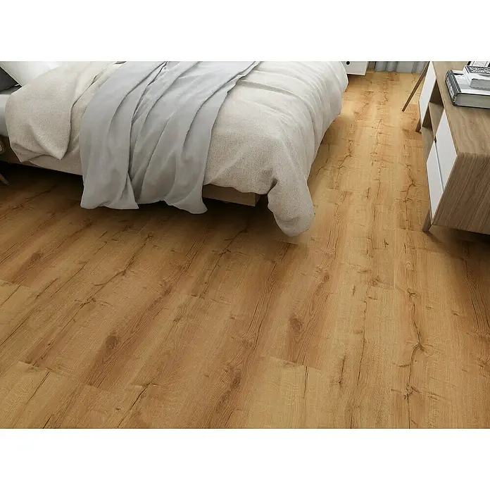 Fixed Vinylboden - Eiche Natur, Landhausdiele, 1.219 x 184 x 2,5 mm - Ein Schlafzimmer mit einem hellen Holzboden, der sich unter einem Bett und einem Nachttisch erstreckt. Der Boden verleiht Wärme.