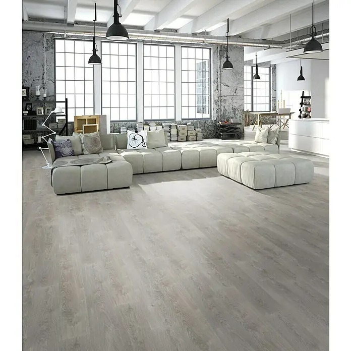 Fixed Vinylbodenmuster - Graueiche, 280 x 160 x 2,5 mm, Landhausdiele - Die helle Holzoptik des Bodens verleiht dem Raum eine moderne und einladende Atmosphäre. Die breiten Dielen betonen die Weite des Wohnbereichs.