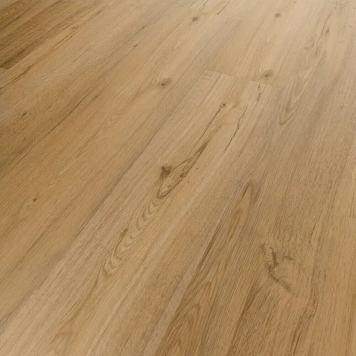 Fixed Vinylboden - Eiche Classic, Landhausdiele, 1.219 x 184 x 2,5 mm - Nahaufnahme eines hellbraunen Laminatbodens mit erkennbarer Holzmaserung und Astlöchern für ein realistisches Aussehen.