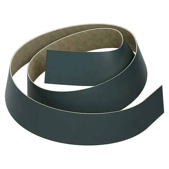 CUCINE Umleimer 10630 Anthracite - L x H: 65 x 4,4 cm - Ein aufgerolltes Band mit einer dunkelgrünen Außenseite und einer hellbraunen Innenseite, das sich auf einem schwarzen Hintergrund befindet.